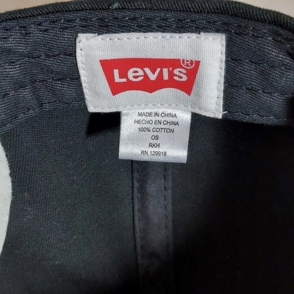 Levi's Black Snapback Baseball Cap‎ Levi's Logo in bold letters Embroidered